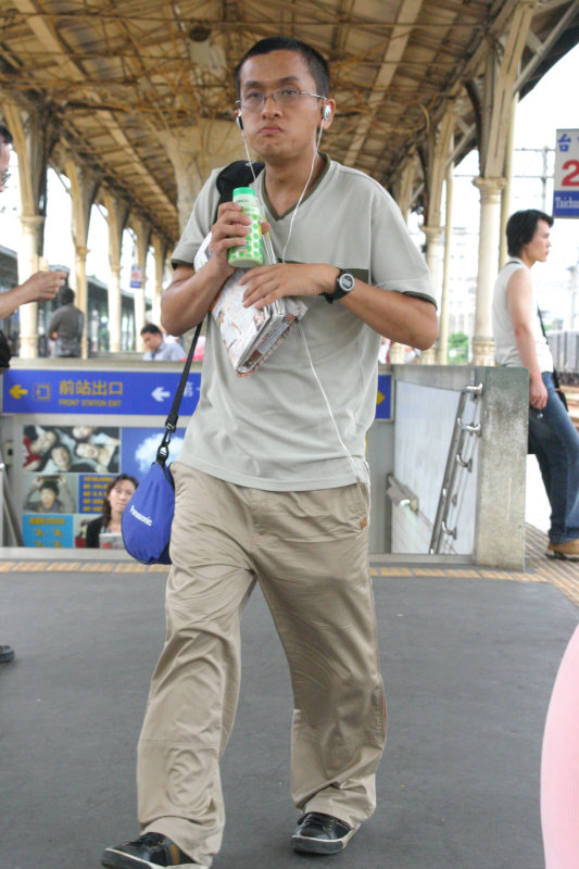 台灣鐵路旅遊攝影台中火車站行進中的月台旅客攝影照片136