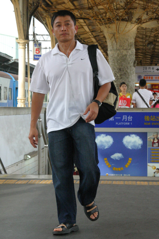 台灣鐵路旅遊攝影台中火車站行進中的月台旅客攝影照片138