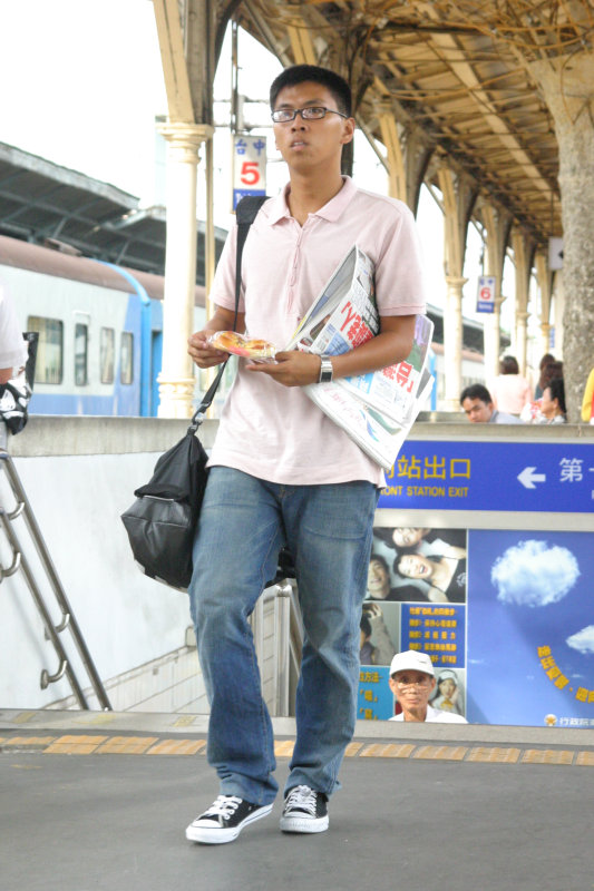 台灣鐵路旅遊攝影台中火車站行進中的月台旅客攝影照片139