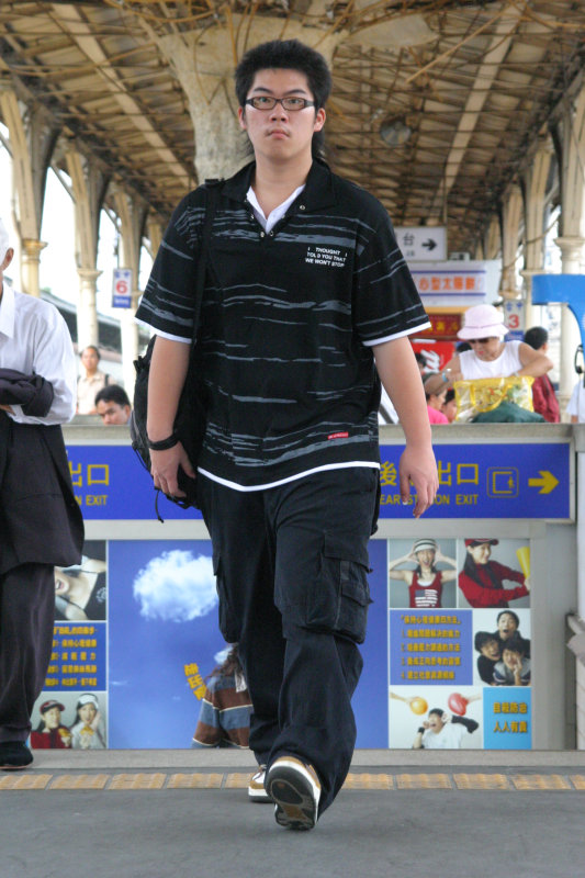 台灣鐵路旅遊攝影台中火車站行進中的月台旅客攝影照片141