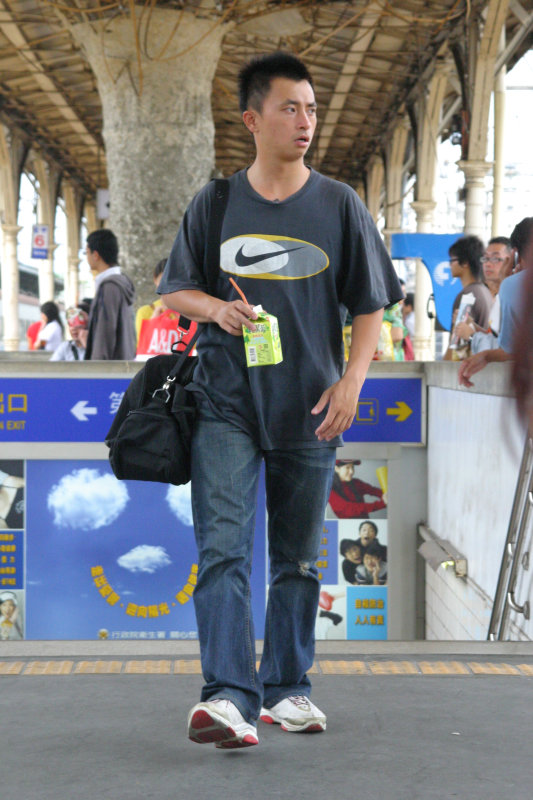 台灣鐵路旅遊攝影台中火車站行進中的月台旅客攝影照片144