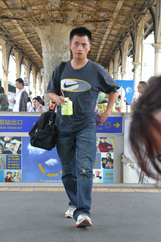 台灣鐵路旅遊攝影台中火車站行進中的月台旅客攝影照片145