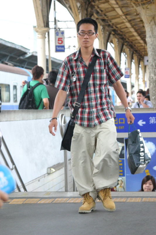 台灣鐵路旅遊攝影台中火車站行進中的月台旅客攝影照片147