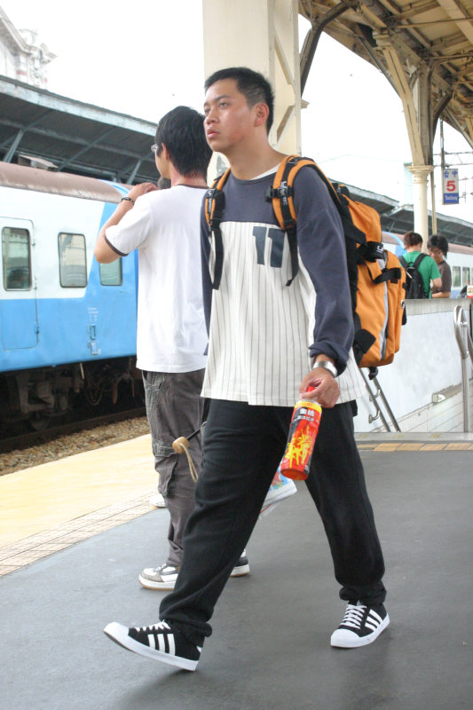 台灣鐵路旅遊攝影台中火車站行進中的月台旅客攝影照片151