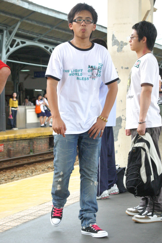 台灣鐵路旅遊攝影台中火車站行進中的月台旅客攝影照片155