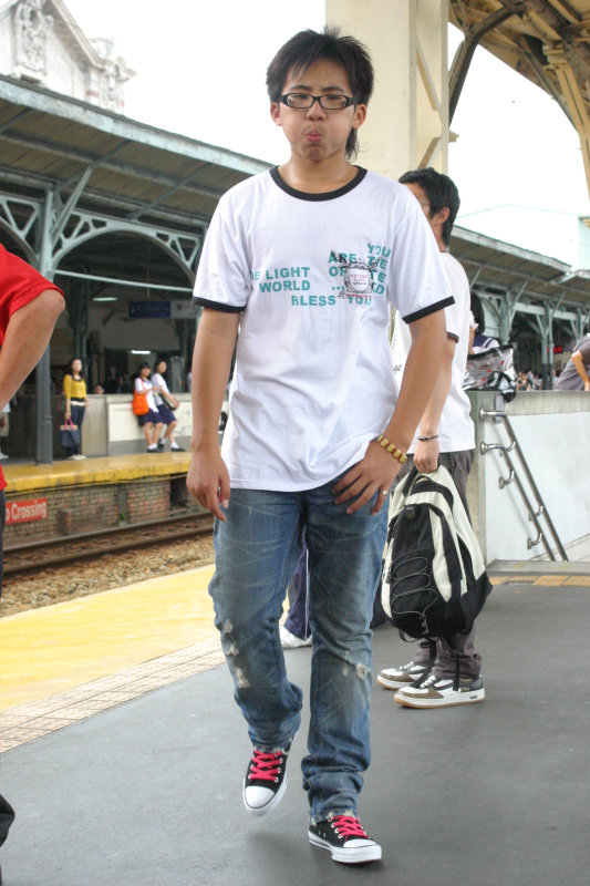 台灣鐵路旅遊攝影台中火車站行進中的月台旅客攝影照片156