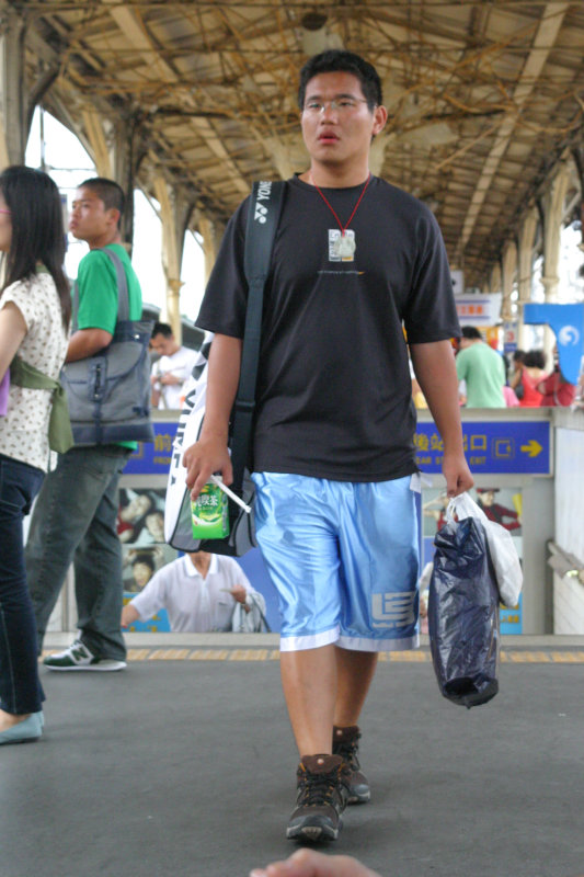 台灣鐵路旅遊攝影台中火車站行進中的月台旅客攝影照片157