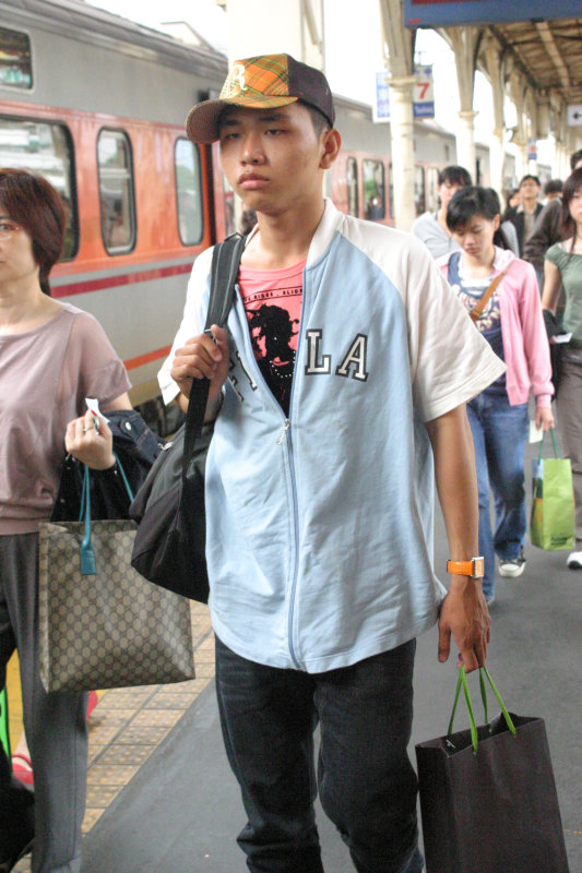 台灣鐵路旅遊攝影台中火車站行進中的月台旅客攝影照片158