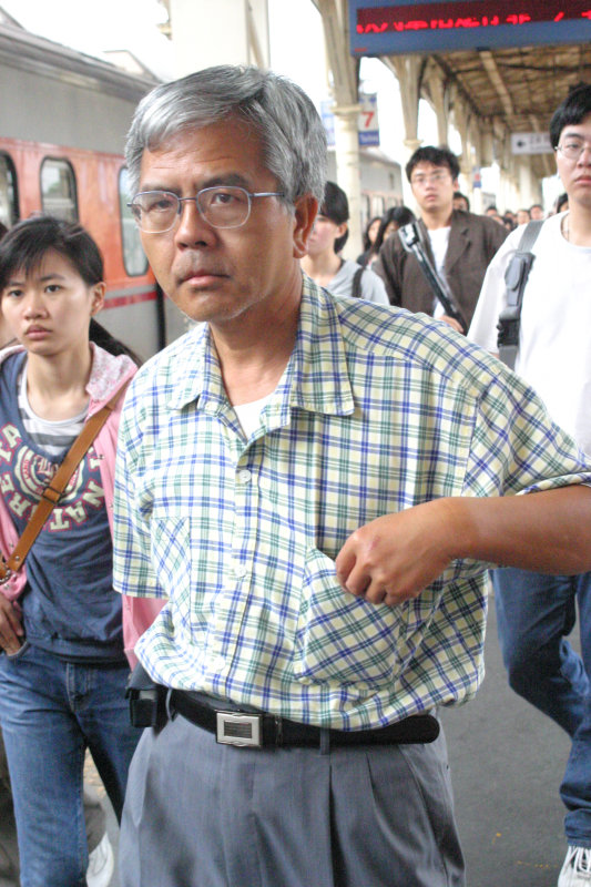 台灣鐵路旅遊攝影台中火車站行進中的月台旅客攝影照片159