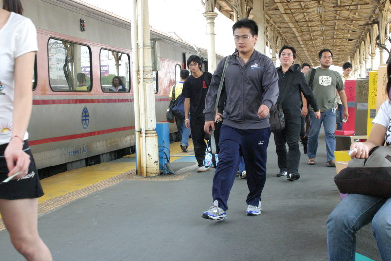 台灣鐵路旅遊攝影台中火車站行進中的月台旅客攝影照片161