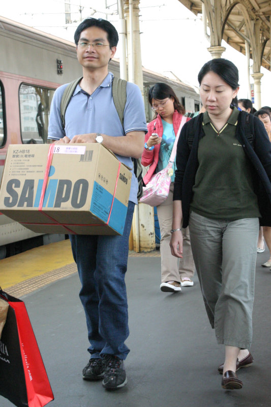 台灣鐵路旅遊攝影台中火車站行進中的月台旅客攝影照片164