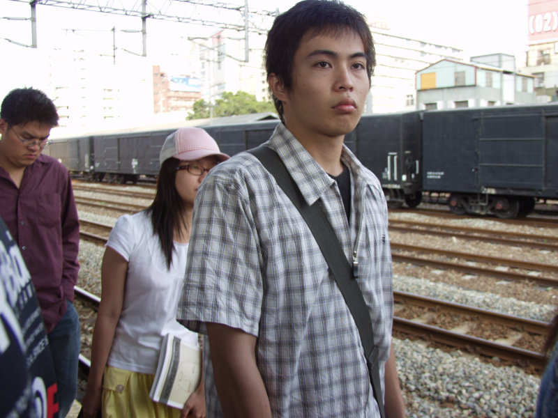 台灣鐵路旅遊攝影台中火車站行進中的月台旅客攝影照片165