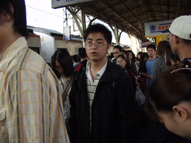 台灣鐵路旅遊攝影台中火車站行進中的月台旅客攝影照片166