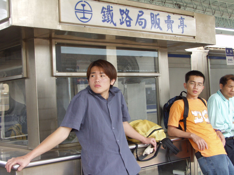 台灣鐵路旅遊攝影彰化火車站月台旅客2002年攝影照片12