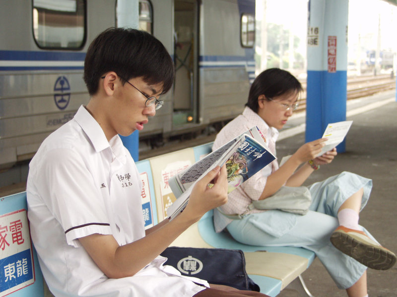 台灣鐵路旅遊攝影彰化火車站月台旅客2002年攝影照片15