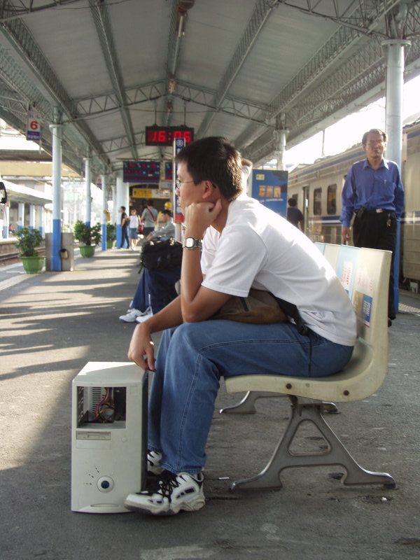 台灣鐵路旅遊攝影彰化火車站月台旅客2002年攝影照片26