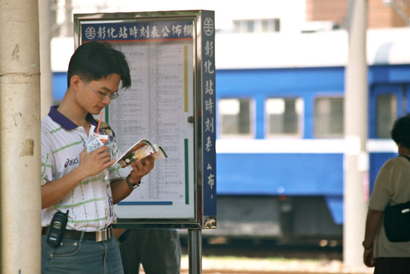 台灣鐵路旅遊攝影彰化火車站月台旅客2002年之前攝影照片1