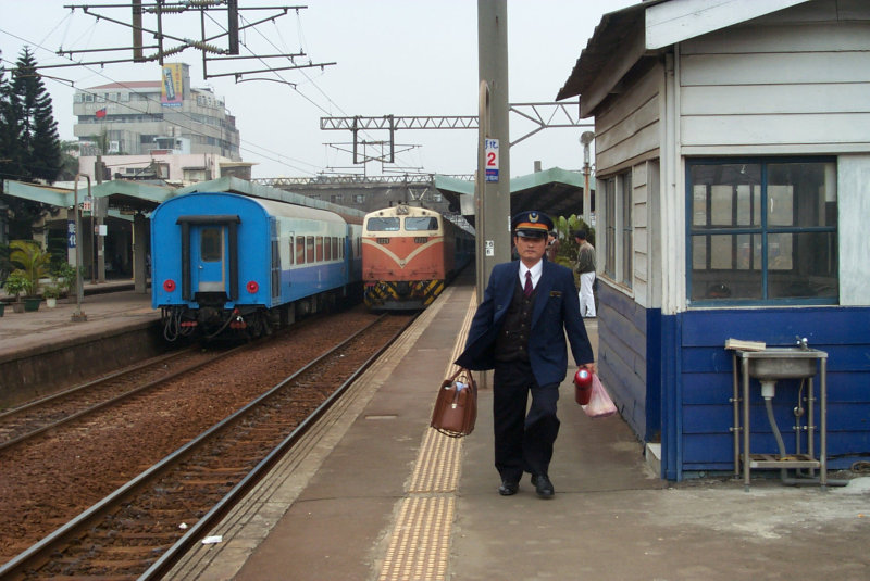 台灣鐵路旅遊攝影彰化火車站月台旅客2002年之前攝影照片10