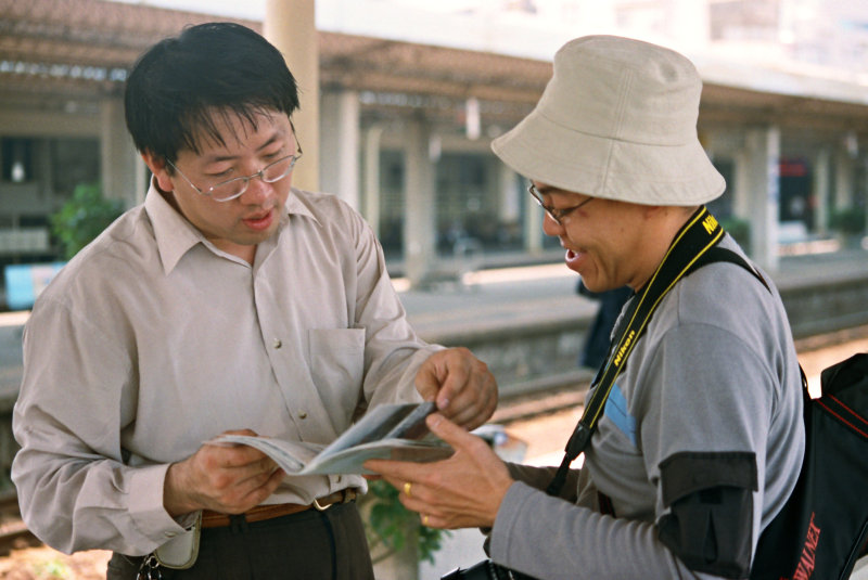 台灣鐵路旅遊攝影彰化火車站月台旅客2002年之前攝影照片12