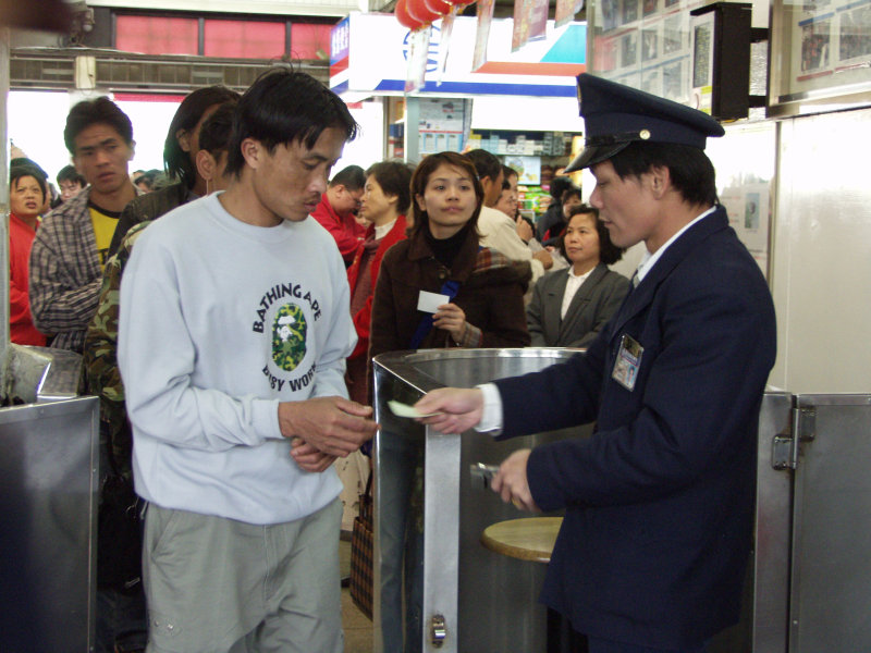 台灣鐵路旅遊攝影彰化火車站月台旅客2003年攝影照片21