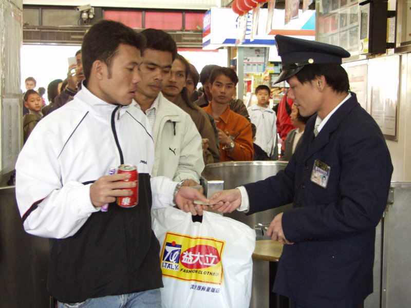 台灣鐵路旅遊攝影彰化火車站月台旅客2003年攝影照片22
