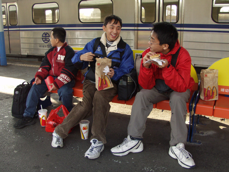 台灣鐵路旅遊攝影彰化火車站月台旅客2003年攝影照片27