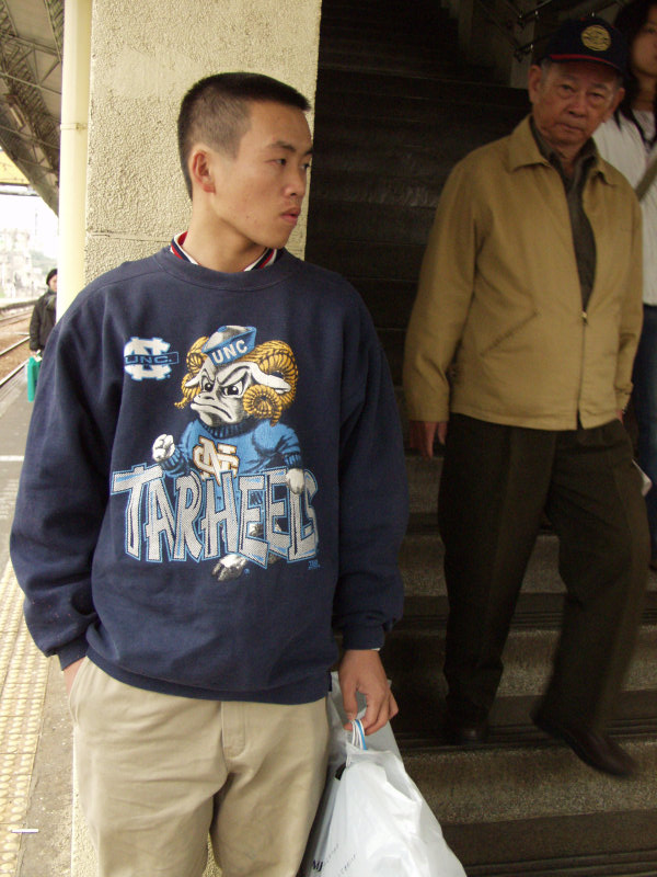 台灣鐵路旅遊攝影彰化火車站月台旅客2003年攝影照片53