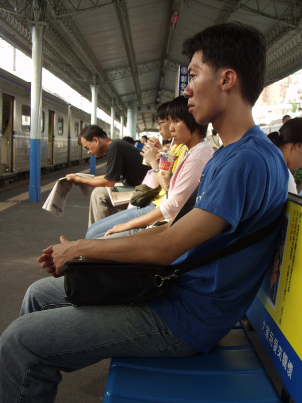 台灣鐵路旅遊攝影彰化火車站月台旅客2003年攝影照片86