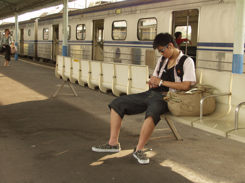 台灣鐵路旅遊攝影彰化火車站月台旅客2003年攝影照片91