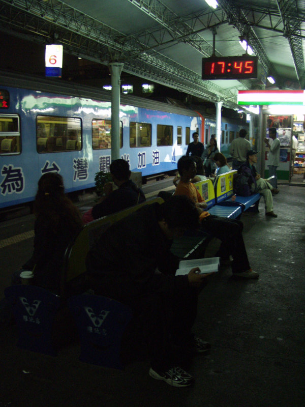 台灣鐵路旅遊攝影彰化火車站月台旅客2003年攝影照片94