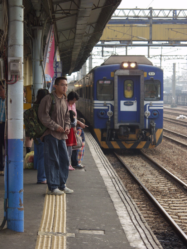 台灣鐵路旅遊攝影彰化火車站月台旅客2003年攝影照片95