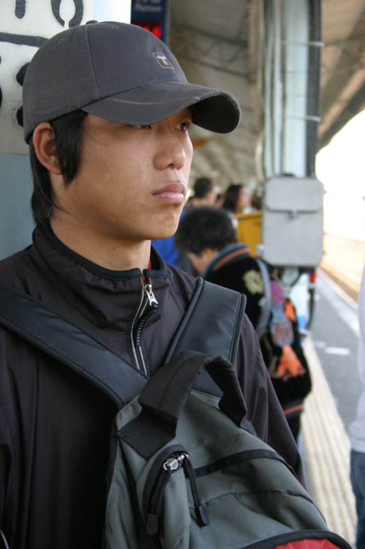台灣鐵路旅遊攝影彰化火車站月台旅客2004年攝影照片3