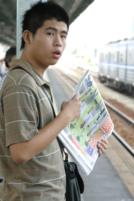 台灣鐵路旅遊攝影彰化火車站月台旅客2004年攝影照片12
