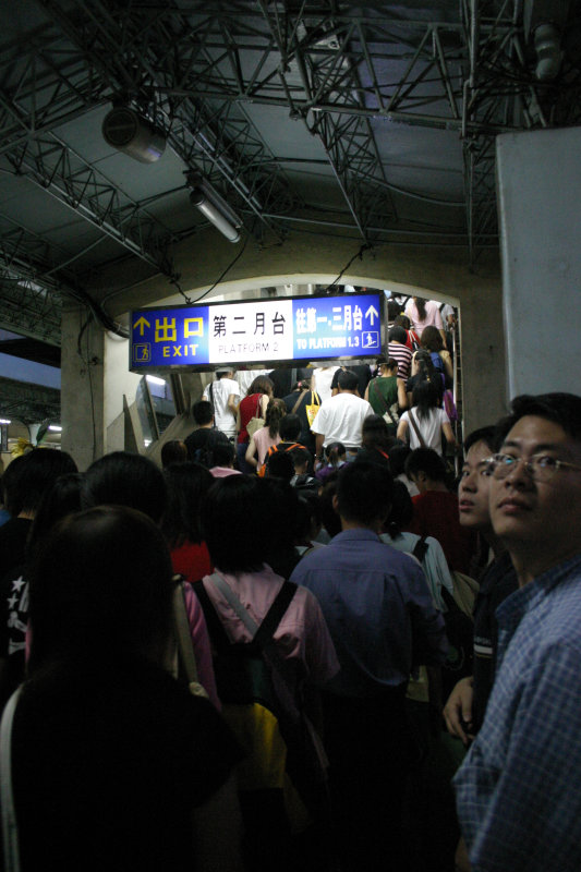台灣鐵路旅遊攝影彰化火車站月台旅客2004年攝影照片16