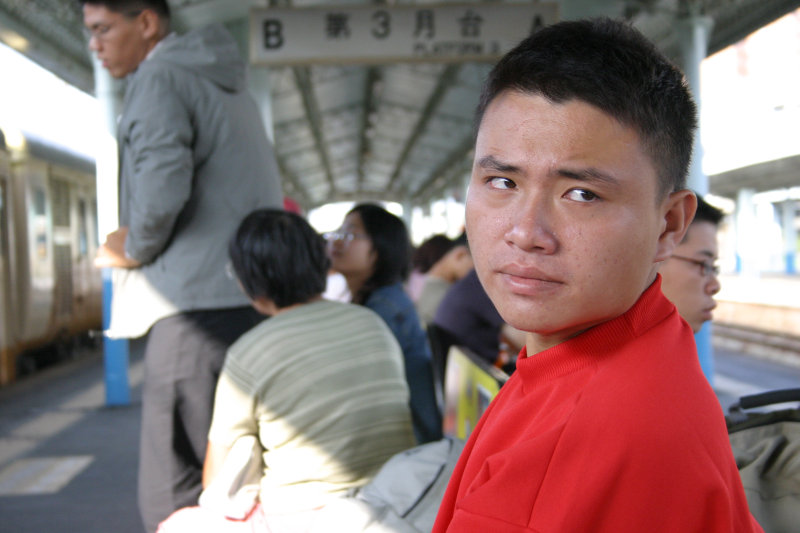 台灣鐵路旅遊攝影彰化火車站月台旅客2004年攝影照片25