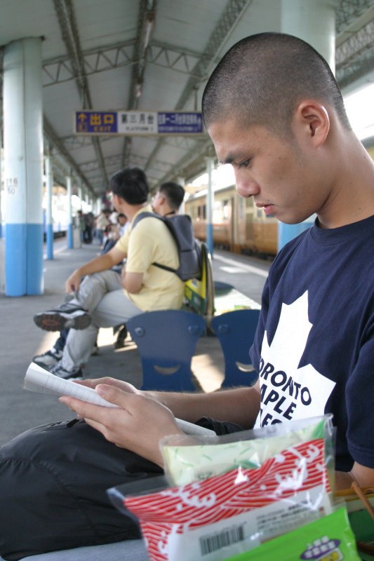 台灣鐵路旅遊攝影彰化火車站月台旅客2004年攝影照片27