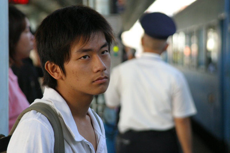 台灣鐵路旅遊攝影彰化火車站月台旅客2004年攝影照片29