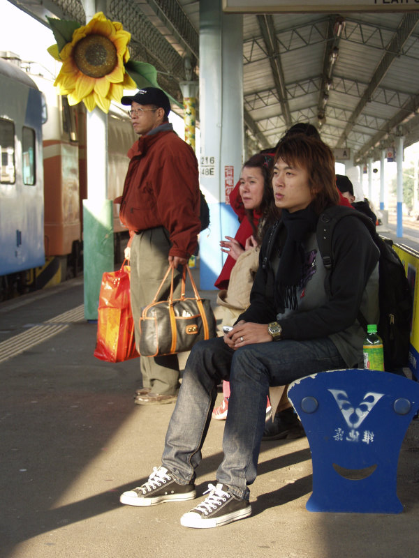 台灣鐵路旅遊攝影彰化火車站月台旅客2004年攝影照片46