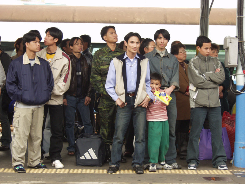 台灣鐵路旅遊攝影彰化火車站月台旅客2004年攝影照片73