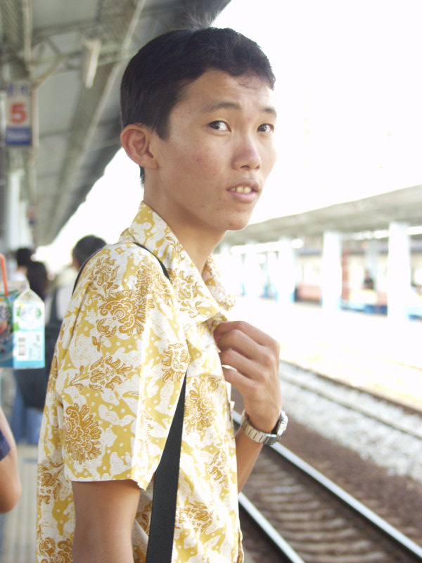 台灣鐵路旅遊攝影彰化火車站月台旅客2004年攝影照片100