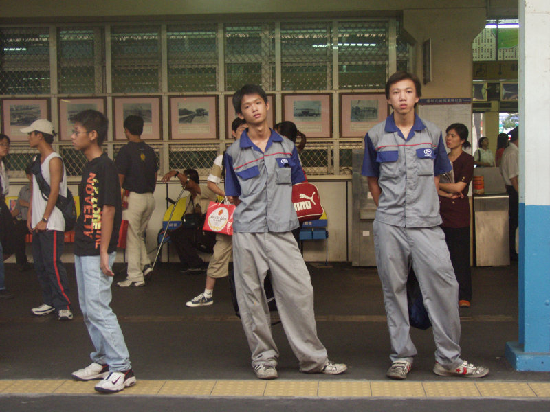 台灣鐵路旅遊攝影彰化火車站月台旅客2004年攝影照片103