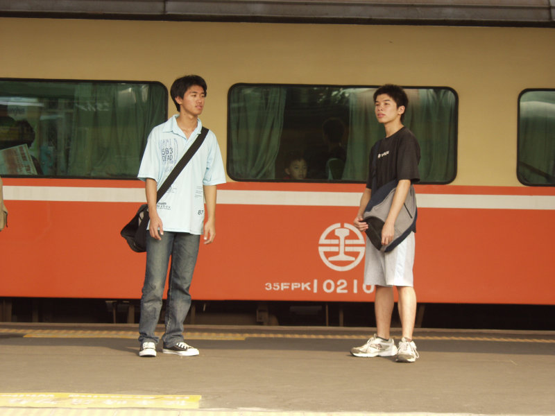 台灣鐵路旅遊攝影彰化火車站月台旅客2004年攝影照片105