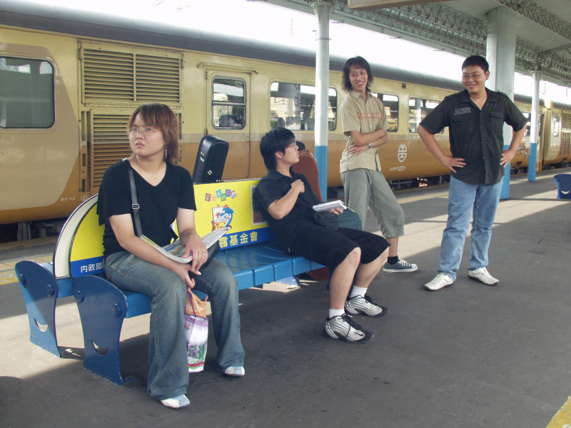 台灣鐵路旅遊攝影彰化火車站月台旅客2004年攝影照片107
