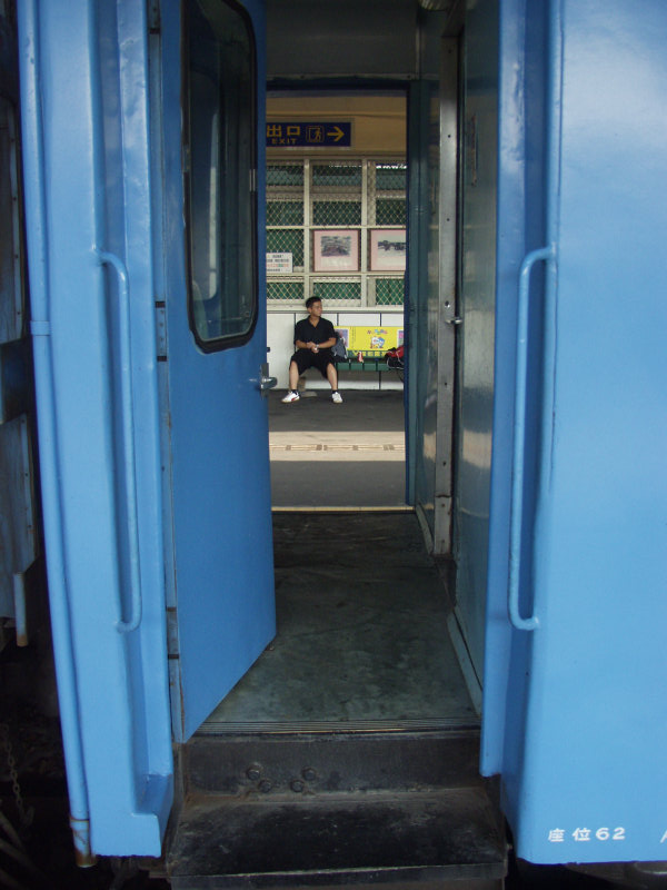 台灣鐵路旅遊攝影彰化火車站月台旅客2004年攝影照片110