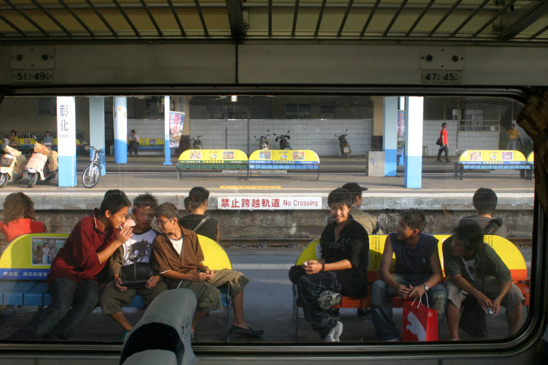 台灣鐵路旅遊攝影彰化火車站月台旅客2005年攝影照片5