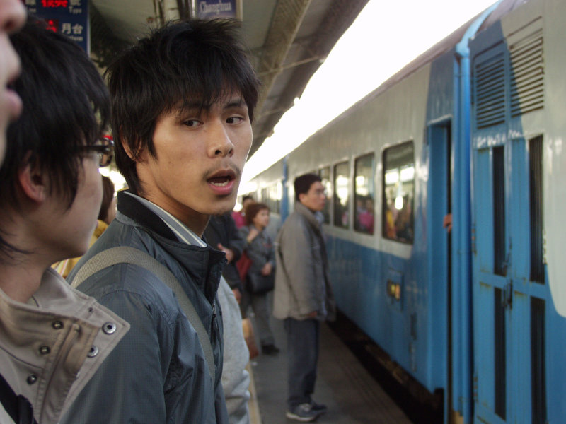台灣鐵路旅遊攝影彰化火車站月台旅客2006年攝影照片17