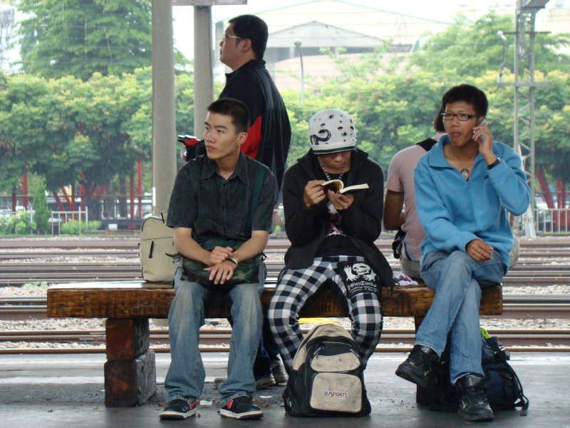 台灣鐵路旅遊攝影彰化火車站月台旅客2007年攝影照片14