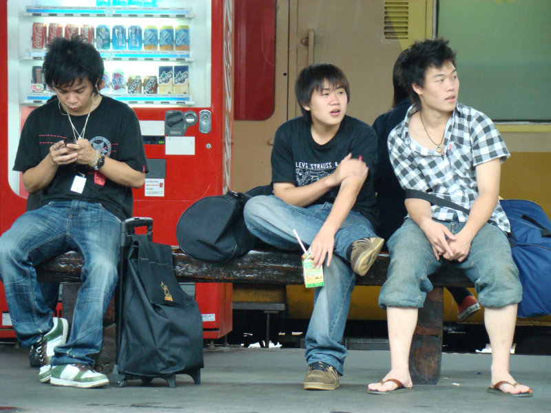 台灣鐵路旅遊攝影彰化火車站月台旅客2007年攝影照片17