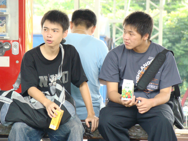 台灣鐵路旅遊攝影彰化火車站月台旅客2007年攝影照片54