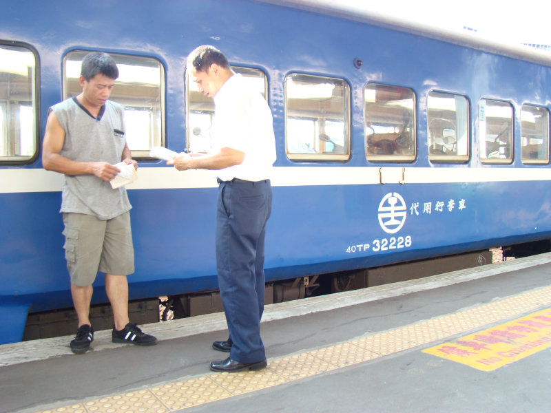 台灣鐵路旅遊攝影彰化火車站月台旅客2007年攝影照片74